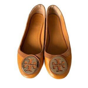Tory‎ Burch Caramel Tan Leather Gold T Flats Sz 38 EU Designer Luxury Preppy